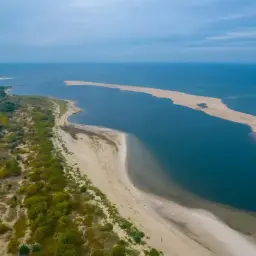 Piękne, piaszczyste plaże i spokojne wody - idealne miejsce nad morze, żeby się nie nudzić.