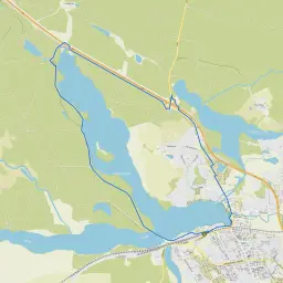 Trasa rowerowa wokół Jeziora Drwęckiego w Ostródzie. Widoczna droga S7 i fragment miasta.