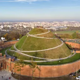 Kopiec Kościuszki i fortyfikacje, jedne z głównych atrakcji okolic Krakowa, z widokiem na miasto.