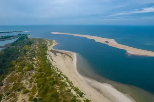 Piękne, piaszczyste plaże i spokojne wody - idealne miejsce nad morze, żeby się nie nudzić.