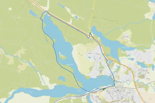 Trasa rowerowa wokół Jeziora Drwęckiego w Ostródzie. Widoczna droga S7 i fragment miasta.