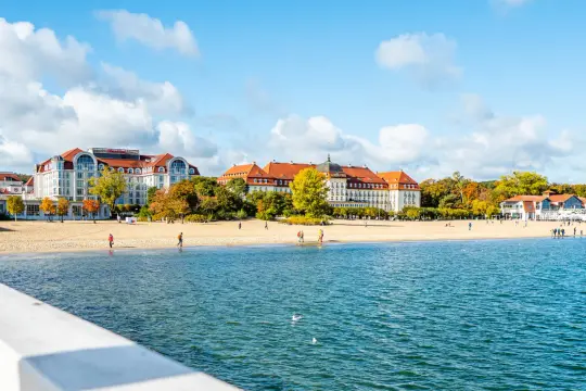 Piękne kurorty nad morzem z hotelami i plażą w jesiennej odsłonie.