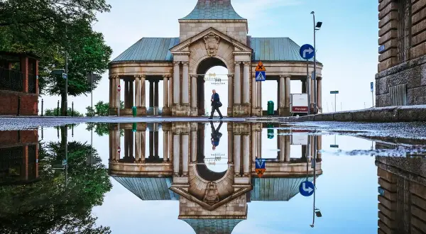 Odbicie zabytkowej budowli w kałuży po deszczu. Gdzie w Szczecinie? To Gerlach, piękny widok po ulewie.